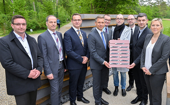 Bürgermeister der Stadt Traun, Ing. Karl-Heinz Koll; Geschäftsführer LINZ SERVICE GmbH, Werner Sonnleitner; Leiter Friedhöfe LINZ AG, Mario Wagenhuber; Landesrat Dr. Wolfgang Hattmansdorfer; Projektleiter der Diözese Linz, Dr. Stefan Schlager; Künstl