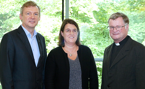 V. l.: Dr. Slawomir Dadas (Generaldechant und Themenpate der Arbeitsgruppe „Option zeitgemäße Strukturen“), Mag. Gabriele Eder-Cakl (Pastoralamtsdirektorin und Leiterin Zukunftsweg), Bischof Dr. Manfred Scheuer