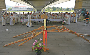 Beim Festgottesdienst zur Pfarrgründung von Urfahr-St. Junia wurde das Pastoralkonzept in Kurzform verteilt.