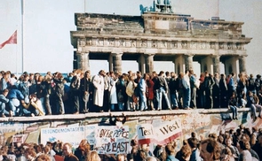 Berliner Mauer 1989 © Lear 21 at en.wikipedia [GFDL (http://www.gnu.org/copyleft/fdl.html), CC-BY-SA-3.0 (http://creativecommons.org/licenses/by-sa/3.0/) via Wikimedia Commons