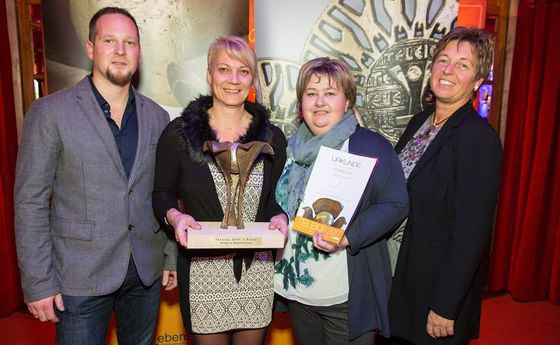 Bei der Teleios-Preisübergabe: Haustechniker Thomas Schmid, Aktivteam-Leiterin Andrea Kaltenböck, Hausleiterin Angelika Krallinger und Wohnbereichsleiterin Karin Kroiss (v. li.) vom Caritas-Seniorenwohnhaus Schloss Hall.