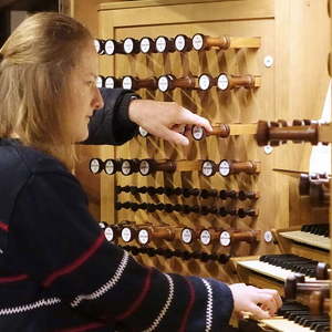 Teilnehmerin Romy Landschützer an der Rudigierorgel